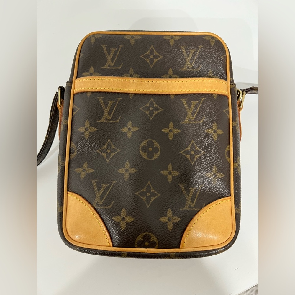 Vintage Louis Vuitton cross body bag with front pocket.